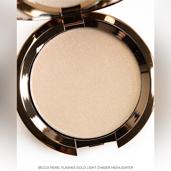 Becca Cosmetics Light Chaser Highlighter in Pearl Flashes Gold - BNIB - Picture 3 of 16